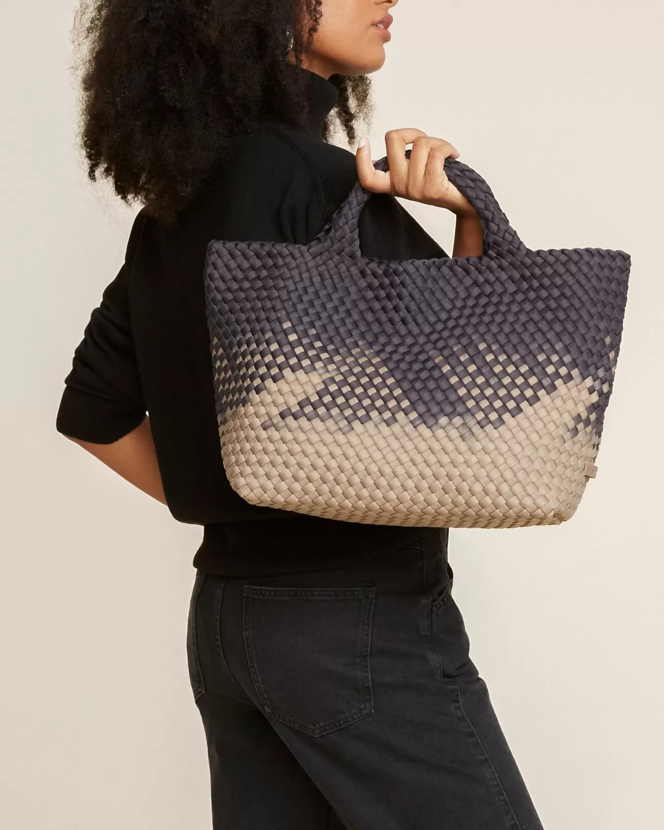 st_barths_medium_tote_grafisk_ombre_3-5.webp NAGHEDI St. Barths Medium Tote Grafisk Ombre^ Skulderveske